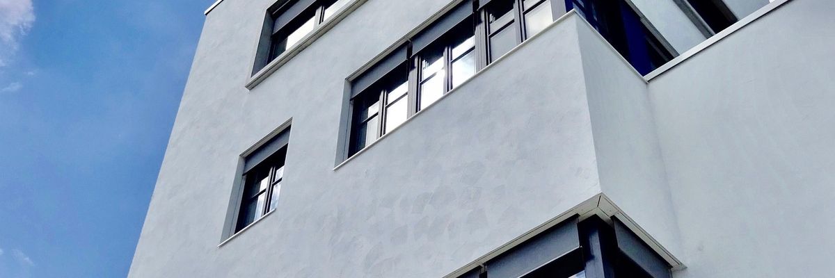 Boligeier forbereder dokumentasjon for boligsalg